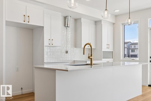 432 30 Street, Edmonton, AB - Indoor Photo Showing Kitchen