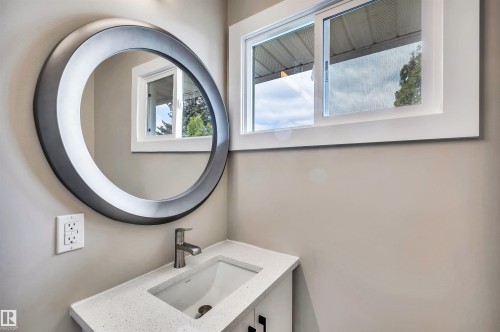 12904 95A Street, Edmonton, AB - Indoor Photo Showing Bathroom