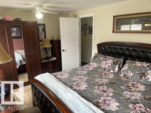 46 Round Road, Edmonton, AB - Indoor Photo Showing Bedroom