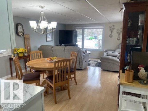 46 Round Road, Edmonton, AB - Indoor Photo Showing Dining Room