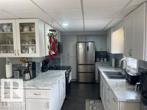 46 Round Road, Edmonton, AB - Indoor Photo Showing Kitchen With Double Sink