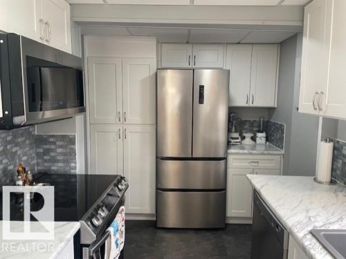 46 Round Road, Edmonton, AB - Indoor Photo Showing Kitchen With Upgraded Kitchen