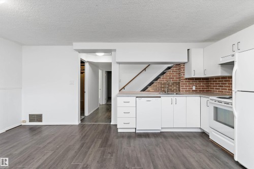 6103-6105 97A Avenue, Edmonton, AB - Indoor Photo Showing Kitchen