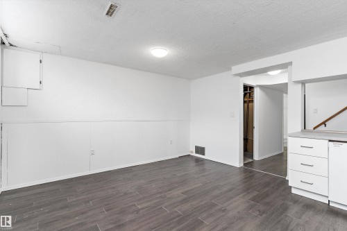 6103-6105 97A Avenue, Edmonton, AB - Indoor Photo Showing Other Room
