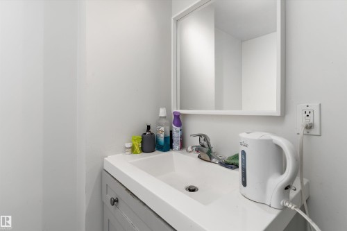 Upstairs bathroom - 6103-6105 97A Avenue, Edmonton, AB - Indoor Photo Showing Bathroom