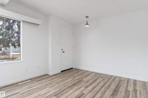6103-6105 97A Avenue, Edmonton, AB - Indoor Photo Showing Other Room