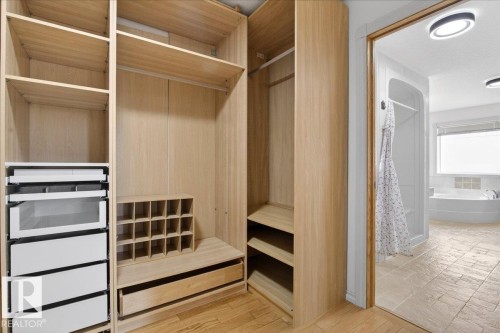 1004 Downey Way, Edmonton, AB - Indoor With Storage