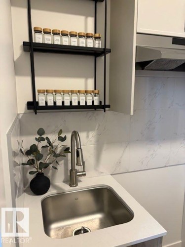 5039 Cawsey Link, Edmonton, AB - Indoor Photo Showing Kitchen