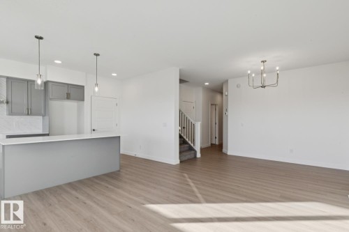 4568 Chegwin Wynd, Edmonton, AB - Indoor Photo Showing Kitchen