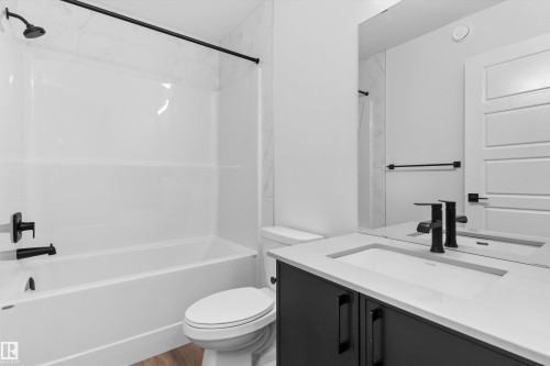4568 Chegwin Wynd Sw, Edmonton, AB - Indoor Photo Showing Bathroom