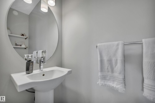 7490 Creighton Place, Edmonton, AB - Indoor Photo Showing Bathroom