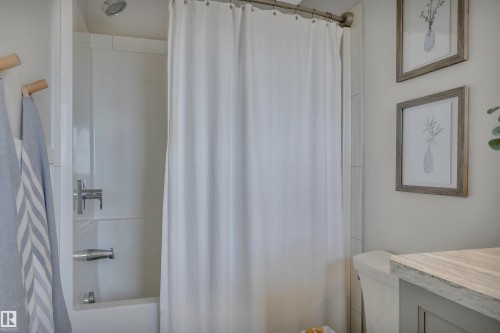 7490 Creighton Place, Edmonton, AB - Indoor Photo Showing Bathroom
