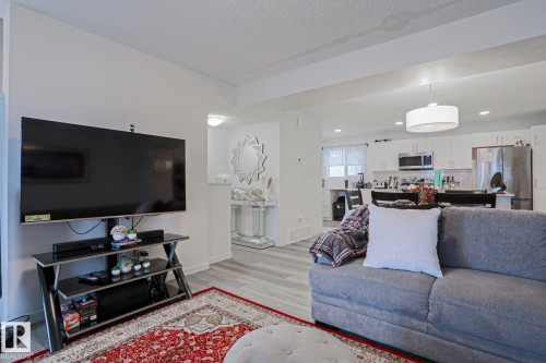37 1530 Tamarack Boulevard, Edmonton, AB - Indoor Photo Showing Living Room