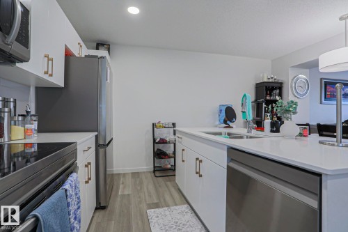 37 1530 Tamarack Boulevard, Edmonton, AB - Indoor Photo Showing Kitchen With Double Sink