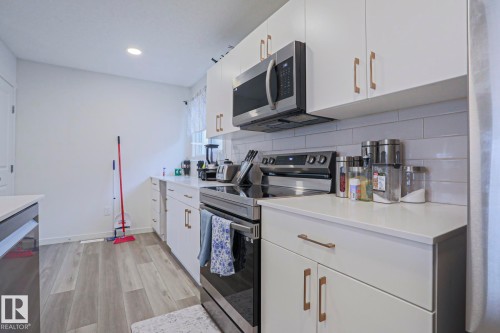 37 1530 Tamarack Boulevard, Edmonton, AB - Indoor Photo Showing Kitchen