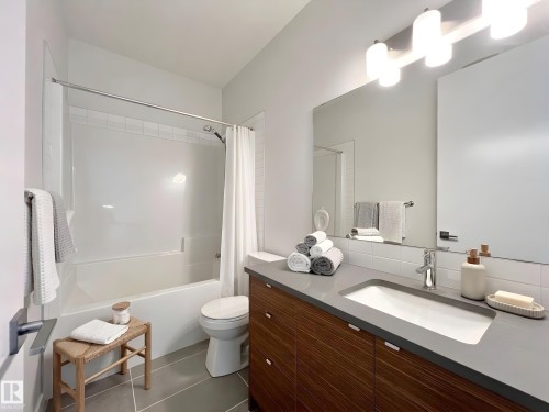 6055 King Landing Landing, Edmonton, AB - Indoor Photo Showing Bathroom