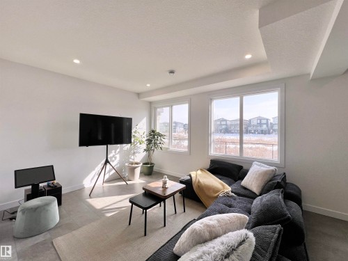 6055 King Landing Landing, Edmonton, AB - Indoor Photo Showing Living Room