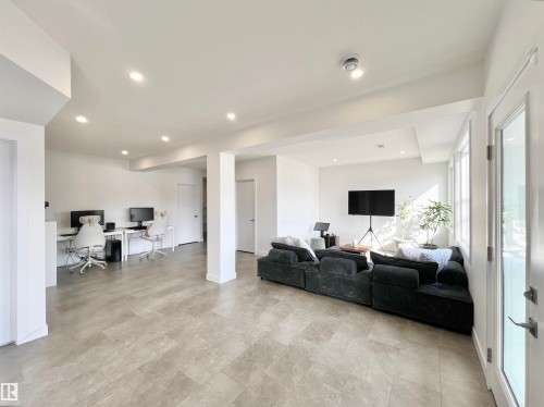 6055 King Landing Landing, Edmonton, AB - Indoor Photo Showing Living Room