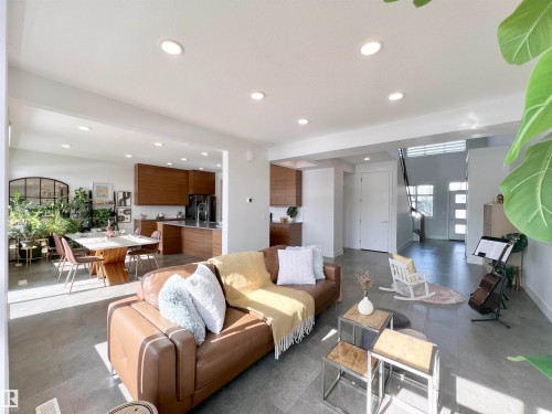 6055 King Landing Landing, Edmonton, AB - Indoor Photo Showing Living Room