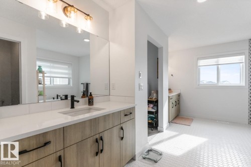 19147 22 Avenue, Edmonton, AB - Indoor Photo Showing Bathroom