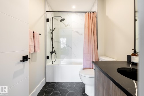 9503 142 Street, Edmonton, AB - Indoor Photo Showing Bathroom