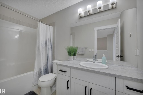 8021 Orchards Green, Edmonton, AB - Indoor Photo Showing Bathroom