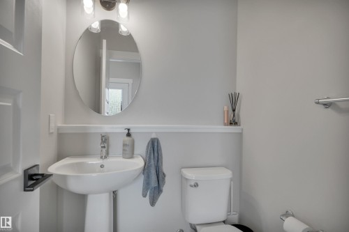 8021 Orchards Green, Edmonton, AB - Indoor Photo Showing Bathroom