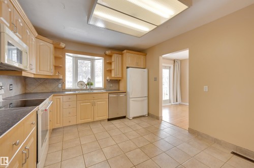 15914 92A Avenue, Edmonton, AB - Indoor Photo Showing Kitchen