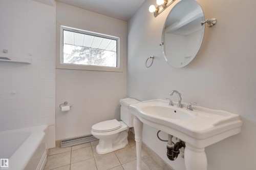 15914 92A Avenue, Edmonton, AB - Indoor Photo Showing Bathroom