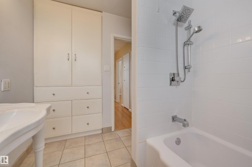 15914 92A Avenue, Edmonton, AB - Indoor Photo Showing Bathroom