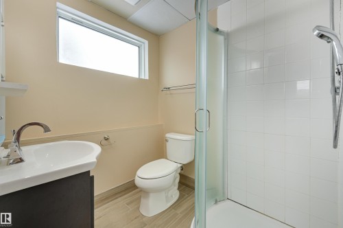 15914 92A Avenue, Edmonton, AB - Indoor Photo Showing Bathroom