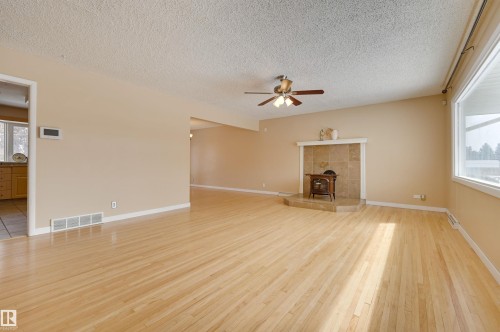 15914 92A Avenue, Edmonton, AB - Indoor Photo Showing Other Room