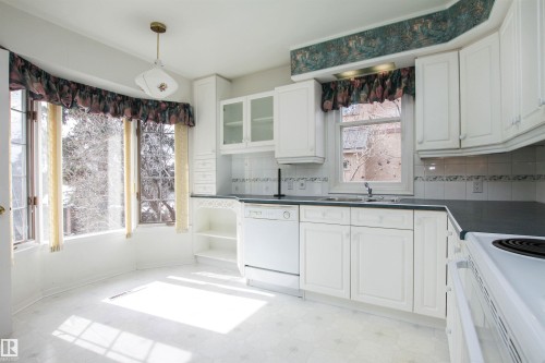 9539 88 Avenue, Edmonton, AB - Indoor Photo Showing Kitchen