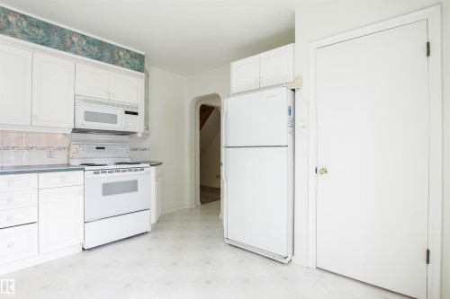 9539 88 Avenue, Edmonton, AB - Indoor Photo Showing Kitchen
