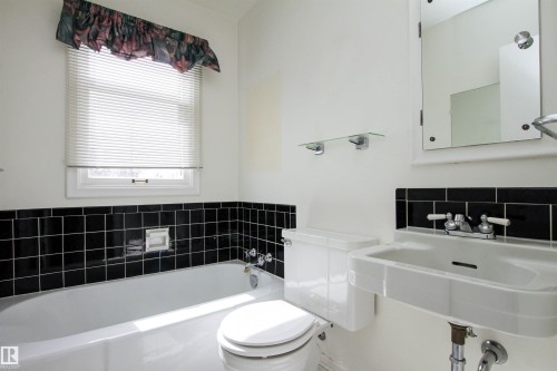 9539 88 Avenue, Edmonton, AB - Indoor Photo Showing Bathroom