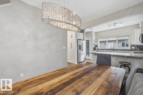 664 Secord Boulevard, Edmonton, AB - Indoor Photo Showing Kitchen With Upgraded Kitchen