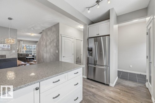 664 Secord Boulevard, Edmonton, AB - Indoor Photo Showing Kitchen With Upgraded Kitchen