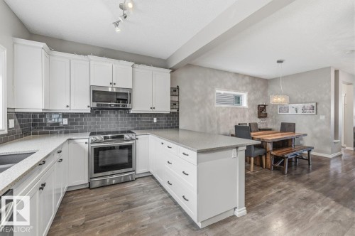664 Secord Boulevard, Edmonton, AB - Indoor Photo Showing Kitchen
