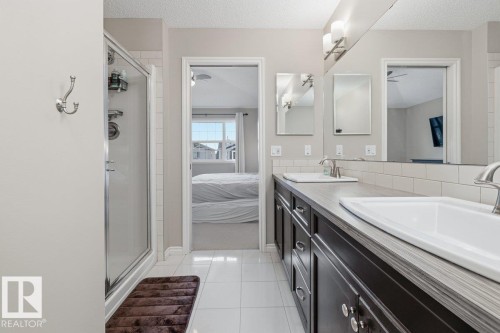 664 Secord Boulevard, Edmonton, AB - Indoor Photo Showing Bathroom