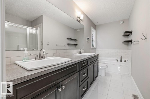 664 Secord Boulevard, Edmonton, AB - Indoor Photo Showing Bathroom