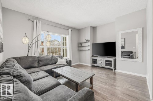 664 Secord Boulevard, Edmonton, AB - Indoor Photo Showing Living Room
