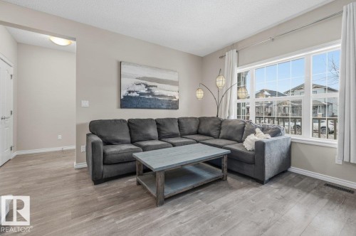 664 Secord Boulevard, Edmonton, AB - Indoor Photo Showing Living Room