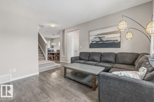 664 Secord Boulevard, Edmonton, AB - Indoor Photo Showing Living Room