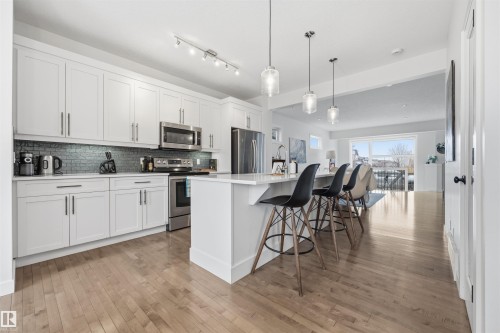 7123 Cardinal Way, Edmonton, AB - Indoor Photo Showing Kitchen With Upgraded Kitchen