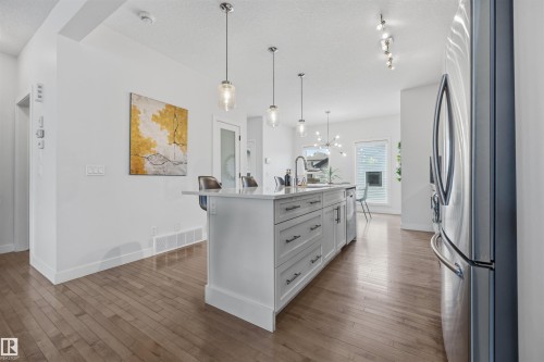 7123 Cardinal Way, Edmonton, AB - Indoor Photo Showing Kitchen With Upgraded Kitchen