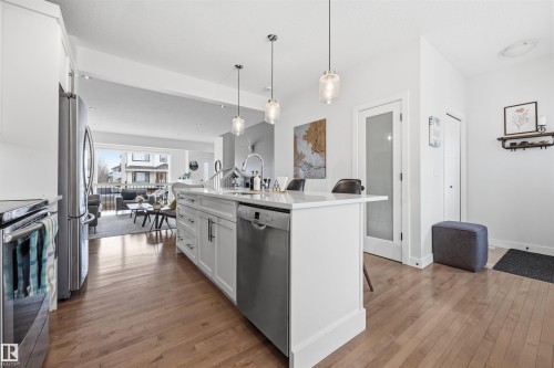 7123 Cardinal Way, Edmonton, AB - Indoor Photo Showing Kitchen With Upgraded Kitchen