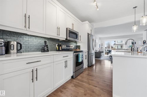 7123 Cardinal Way, Edmonton, AB - Indoor Photo Showing Kitchen With Upgraded Kitchen