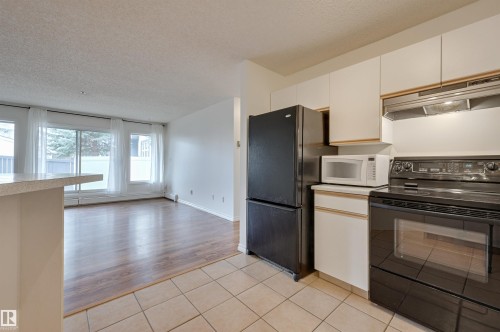 106 11915 106 Avenue, Edmonton, AB - Indoor Photo Showing Kitchen