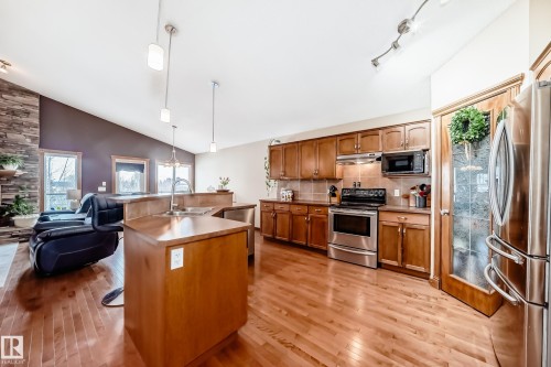 9 Linksview Cv, Spruce Grove, AB - Indoor Photo Showing Kitchen With Stainless Steel Kitchen With Double Sink