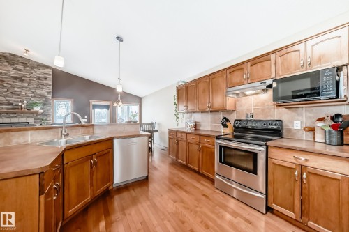 9 Linksview Cv, Spruce Grove, AB - Indoor Photo Showing Kitchen With Double Sink